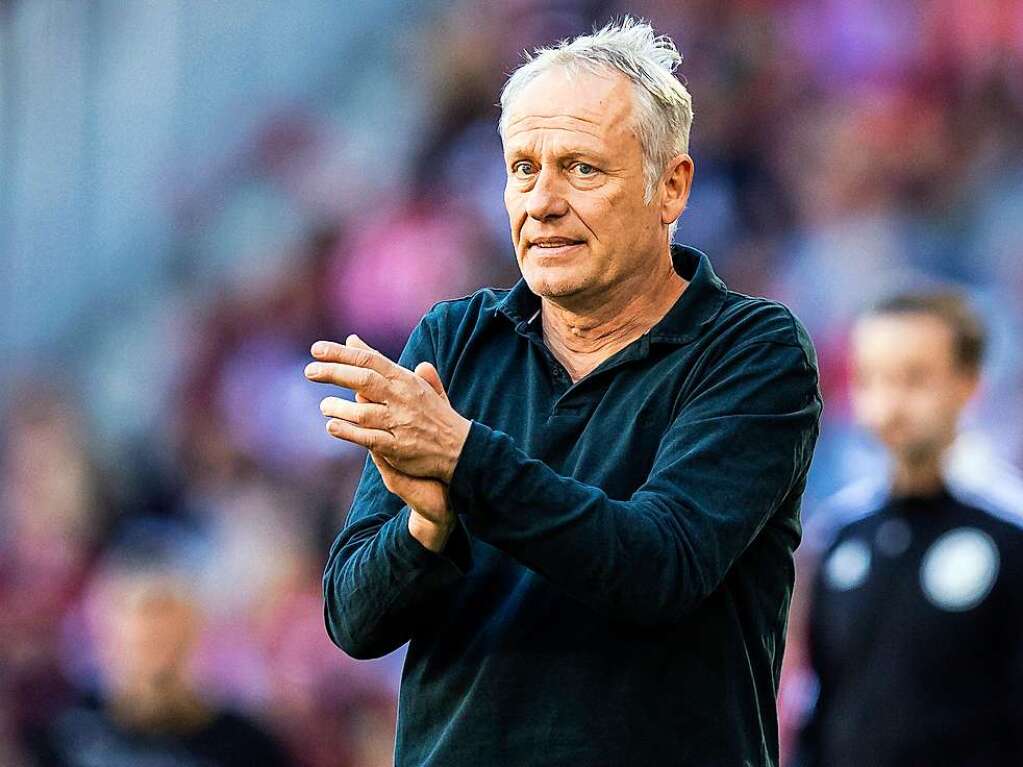 SC-Trainer Christian Streich lenkt die Geschicke auf dem Platz vom Spielfeldrand...