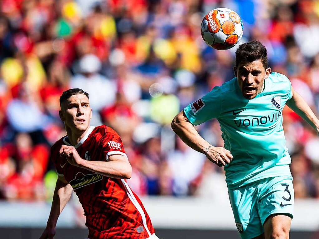 Bochums Danilo Soares (r) versucht, Freiburgs Roland Sallai (l) den Ball abzuluchsen.