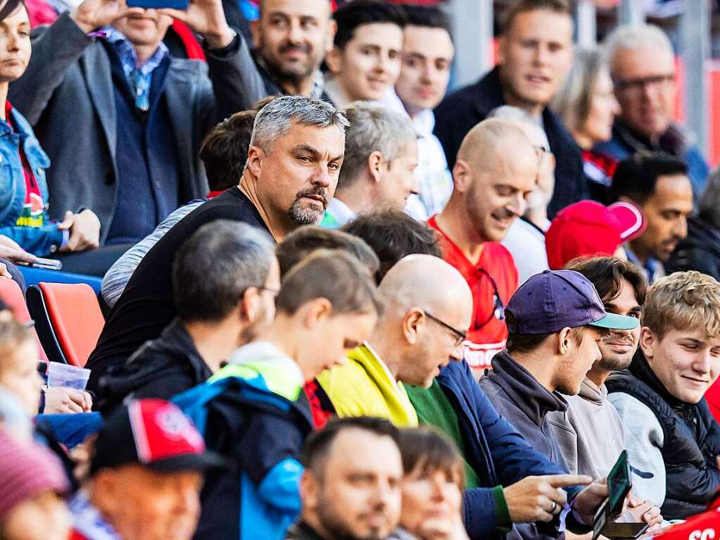 Hier muss er jedoch vor allem neben Freiburger Fans Platz nehmen.