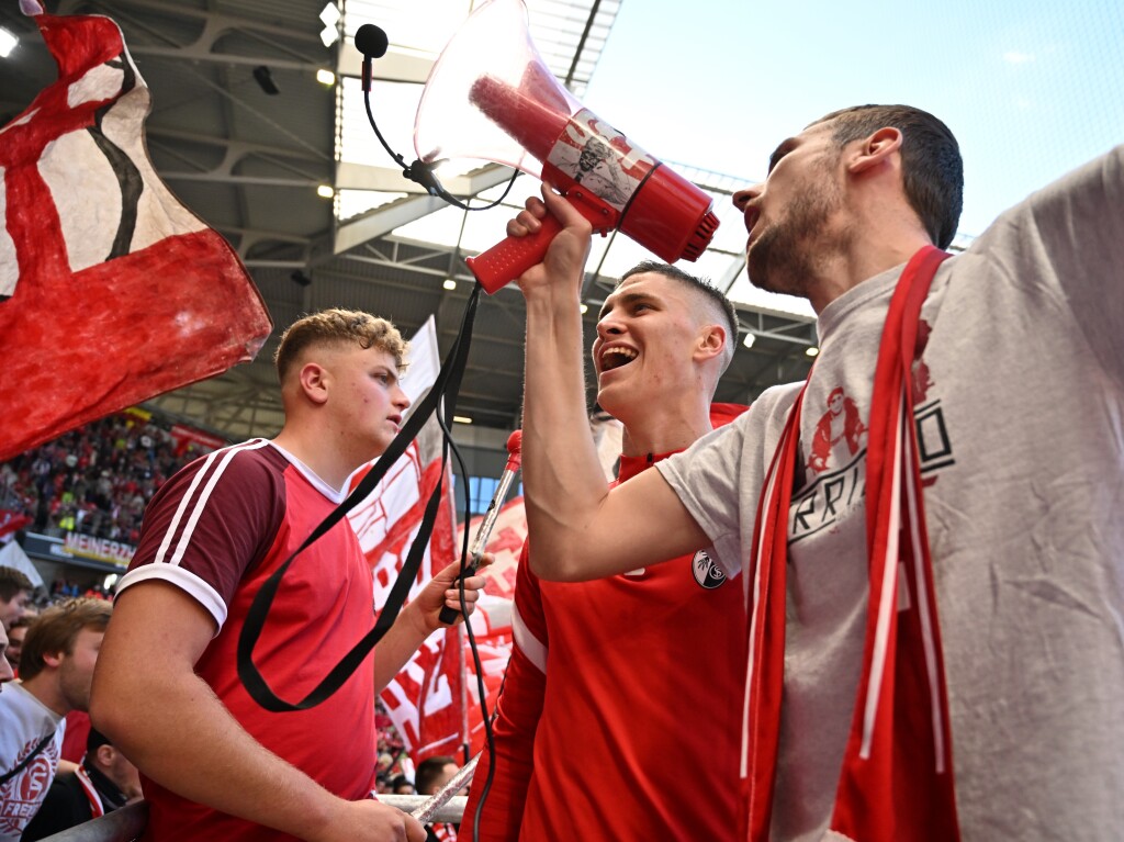 Mann des Tages Sallai durfte nach dem Spiel noch den Anheizer fr die Fans spielen.