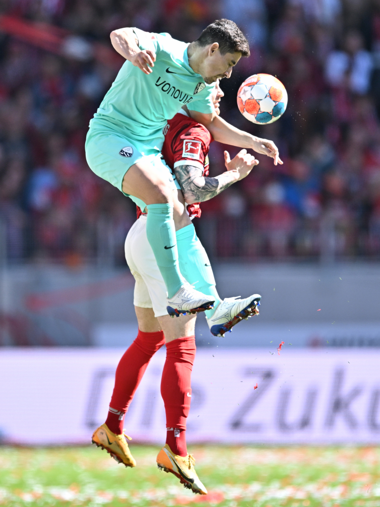 Danilo Soares (o) von Bochum gegen Lukas Kbler