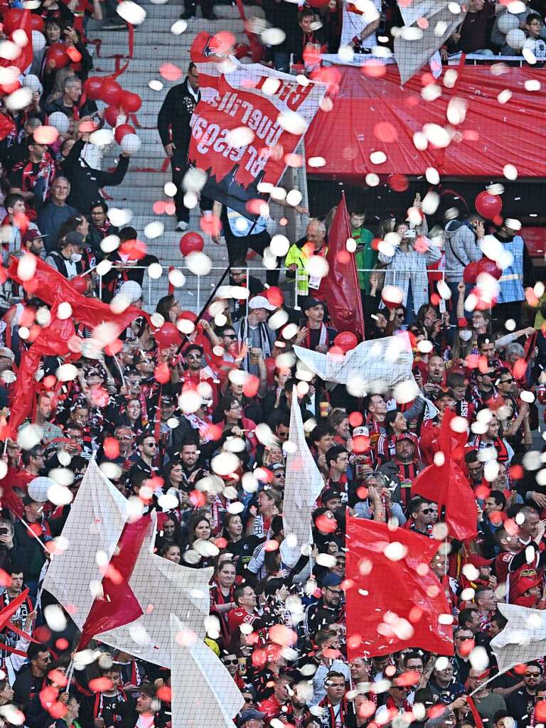 Die Fans des SC Freiburg verwandeln das Europapark-Stadion in einen bunten Hexenkessel.