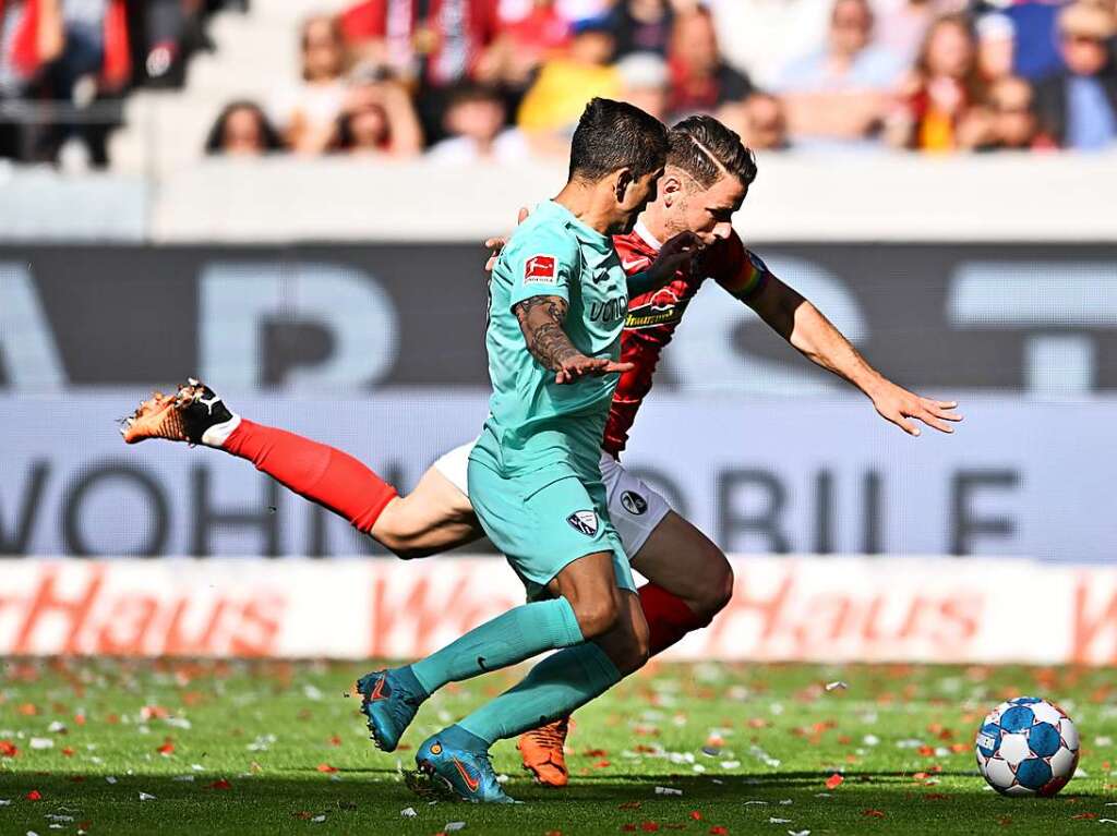 Christian Gnter (h) von Freiburg gegen Cristian Gamboa