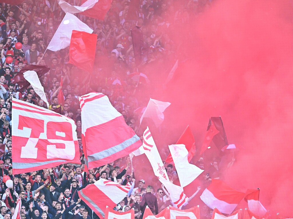 Im Fanblock des SC Freiburg geht’s ab.