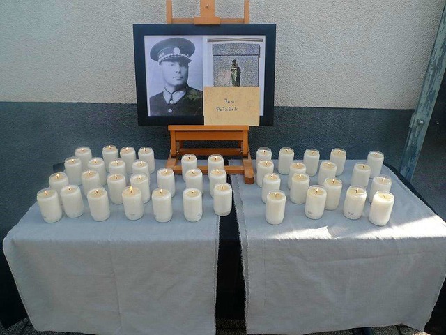 Eine Kerze fr jeden einzelnen erschla...en Prinz-Eugen-Strae ermordet  wurde.  | Foto: Hans-Peter Goergens
