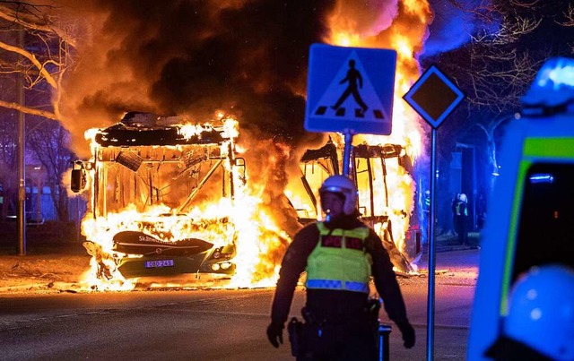 Ausschreitungen in Schweden &#8211;  Randalierer in Malm znden Bus an  | Foto: Johan Nilsson (dpa)