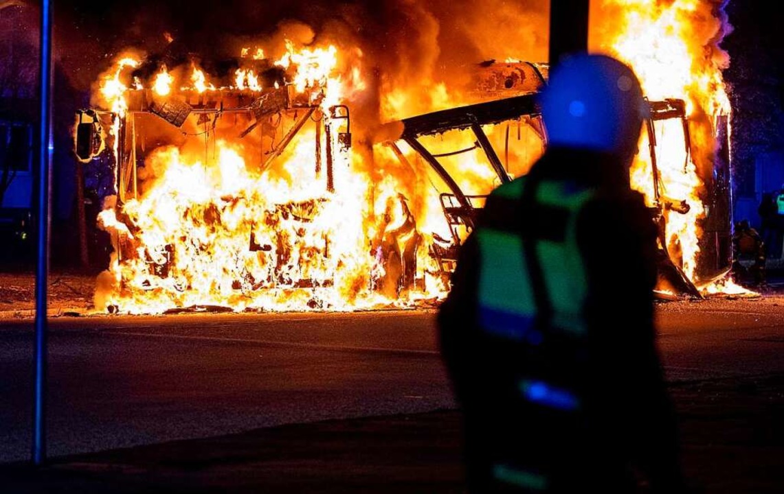 Ausschreitungen in Schweden &#8211;  Randalierer in Malmö zünden Bus an  | Foto: JOHAN NILSSON (AFP)