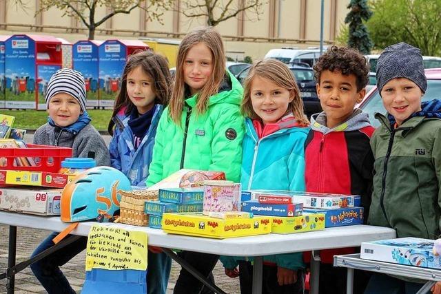 In Endingen verkaufen Kinder ihr Spielzeug und spenden das Geld für die Ukraine