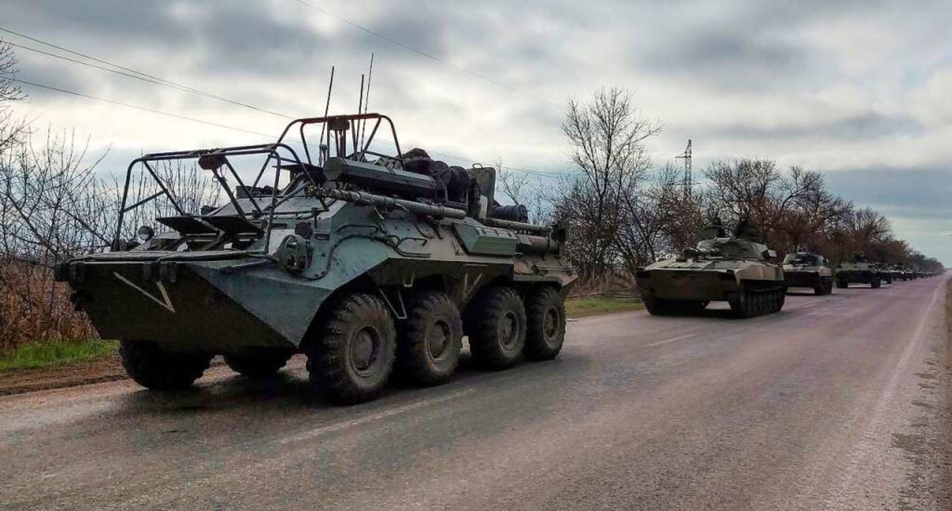 Ein russischer Militärkonvoi bewegt si...erten Gebiet in der Nähe von Mariupol.  | Foto: Alexei Alexandrov (dpa)