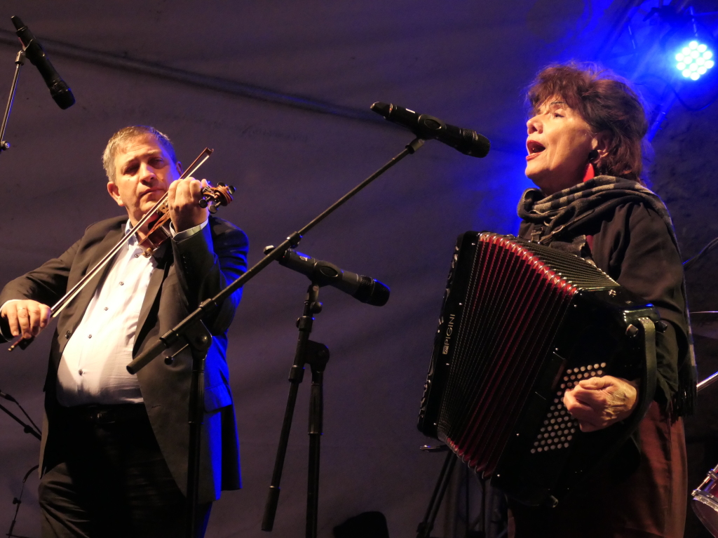 Begeisterten mit osteuropischer Folklore: Georgy Dzaharashneli an der Violine und Anita Morasch mit Gesang und Akkordeon