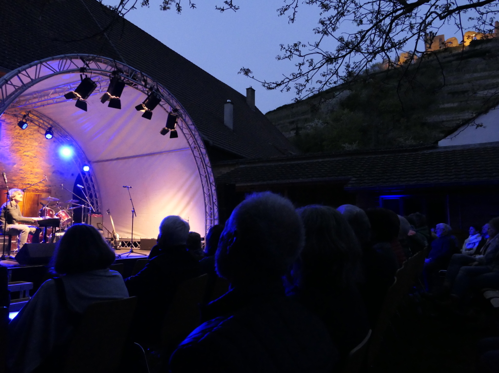 Das Wetter spielte mit und bescherte einen lauschigen Abend im Schein von Vollmond und Staufener Burg.