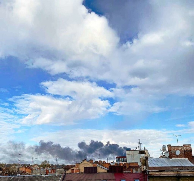 Lwiw: Schwarzer Rauch steigt in den Himmel ber der Stadt auf.  | Foto: -- (dpa)