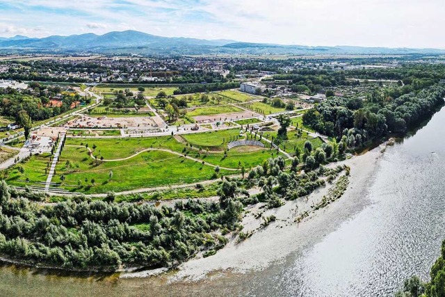 Blick auf das Landesgartenschaugelnde mit dem Rhein im Vordergrund.  | Foto: LGS 2022 Neuenburg/Khl