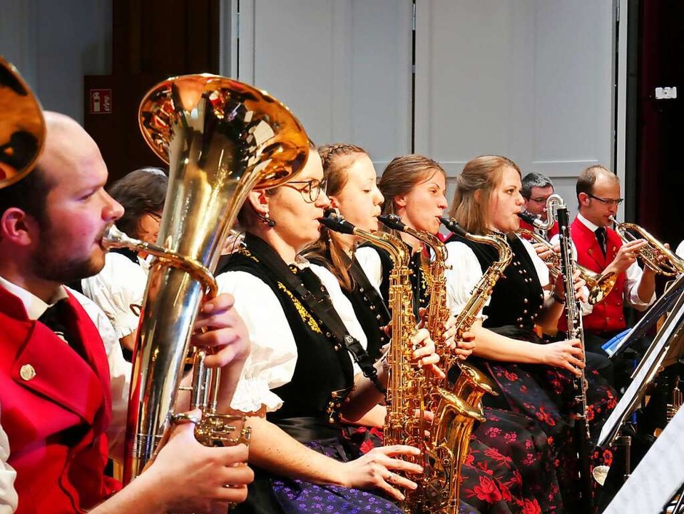 Der  Musikverein Titisee-Jostal spielt...auf der Bühne im Kurhaus Hinterzarten.  | Foto: Eva Korinth