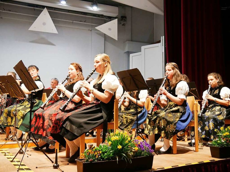 Der  Musikverein Titisee-Jostal spielt...auf der Bühne im Kurhaus Hinterzarten.  | Foto: Eva Korinth