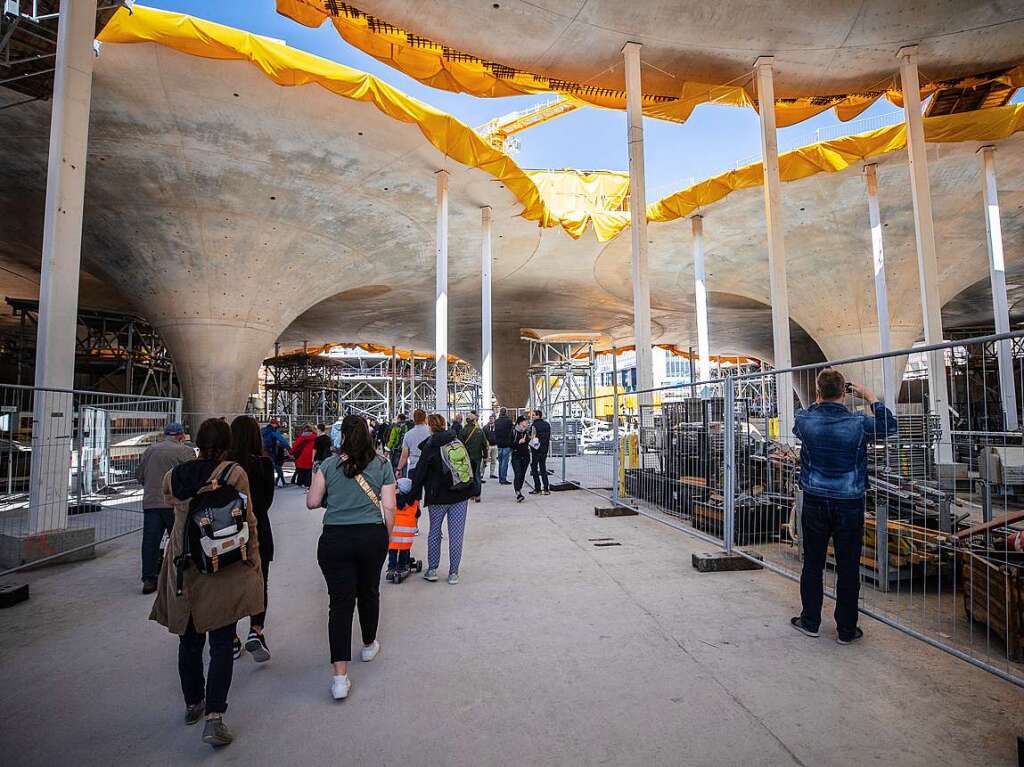 Der Blick auf die Baustelle des zuknftigen Stuttgarter Hauptbahnhofs hat tausende Besucher angelockt.