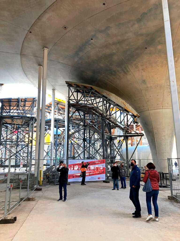 Besucher schauen sich die beim Tag der offenen Baustelle zum Bahnprojekt um.