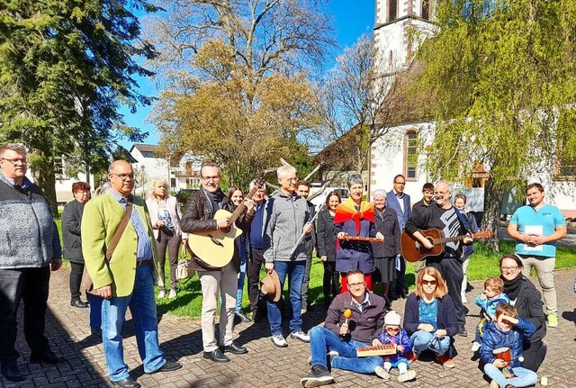 Viele Gemeindemitglieder kamen mit Ins...n sich am musikalischen Osterflashmob.  | Foto: Edgar Steinfelder