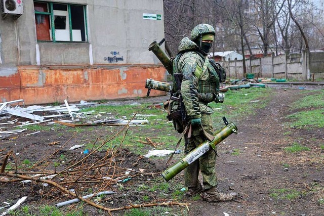 Ein bewaffneter Soldat der Miliz der D...20;. (Foto vom vergangenen Donnerstag)  | Foto: Alexei Alexandrov (dpa)