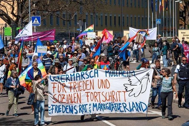 150 Aktivisten protestieren beim Ostermarsch in Müllheim gegen den Krieg