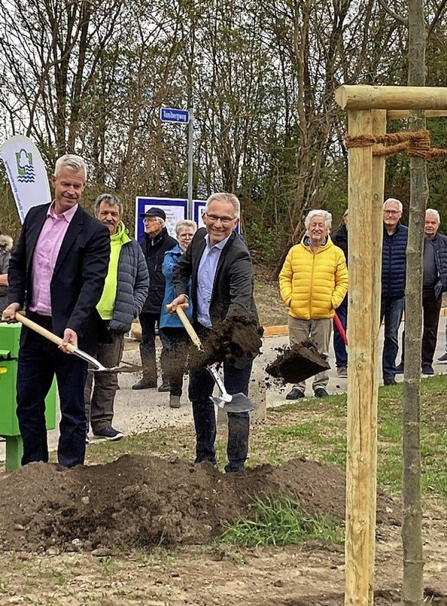 Brgermeister Oliver Rein und Harald Klumpp pflanzen eine Linde.  | Foto: Regierungsprsidium Freiburg