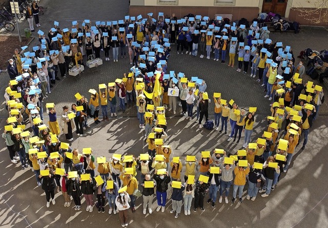 Schlerinnen der Klosterschulen bilden...chen in den ukrainischen Landesfarben.  | Foto: Kloster-Schulen