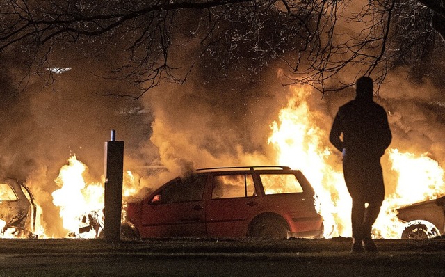 In Malm brannten Autos,  Jugendliche reagierten auf rechtsextreme Demo.  | Foto: Johan Nilsson (dpa)