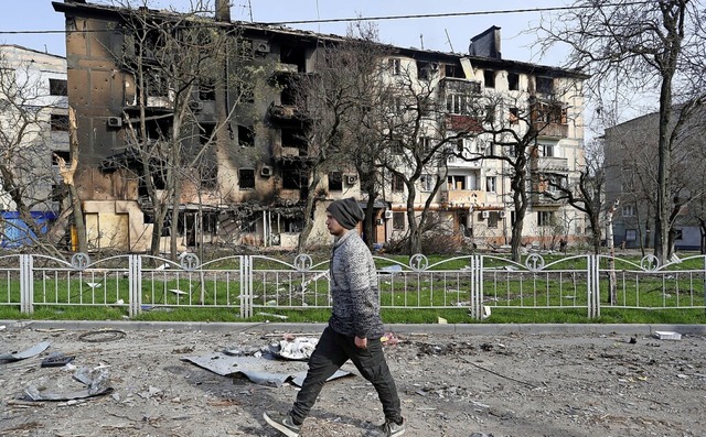 Ein Bewohner Mariupols vor einem zerstrten Wohnhaus   | Foto: - (dpa)