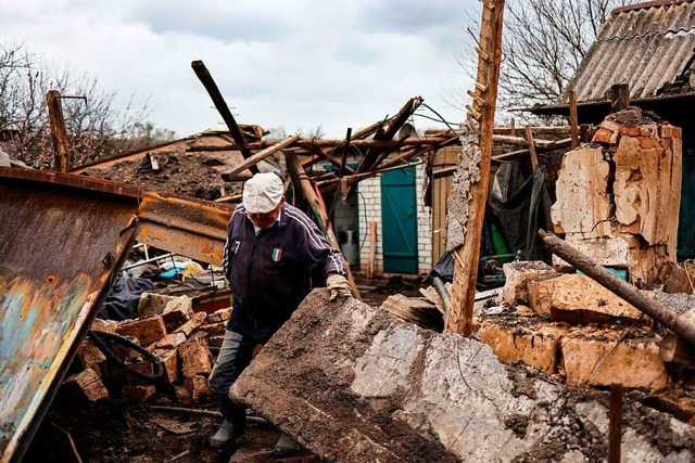 Ein Mann steht in den Trmmern seines Hauses in Novodruzhesk in der Ostukraine.  | Foto: RONALDO SCHEMIDT (AFP)