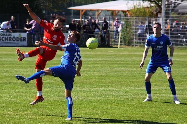 FFC-Torschtze Hassan Mourad (von link...lank unter den Augen von Niklas Kolbe.  | Foto: Andreas Klein