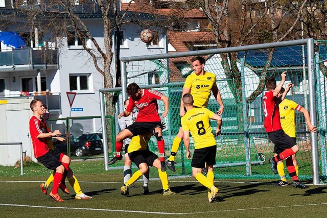 Gedrnge vor dem Hlzlebrucker Tor: Di...nach 0:3-Rckstand noch auf 2:3 heran.  | Foto: Wolfgang Scheu