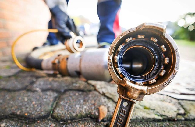 Ein Mitarbeiter eines Diesel- und Heiz... Er beliefert einen Kunden mit Heizl.  | Foto: Christian Charisius (dpa)