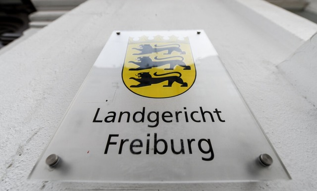 Am Landgericht Freiburg wurde eine 33-Jhrige wegen Betrugs verurteilt.  | Foto: Patrick Seeger (dpa)