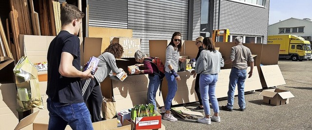 Helfer packen Spenden aus Offenburg fr die Fahrt ins Kriegsgebiet.  | Foto: Anja Neff