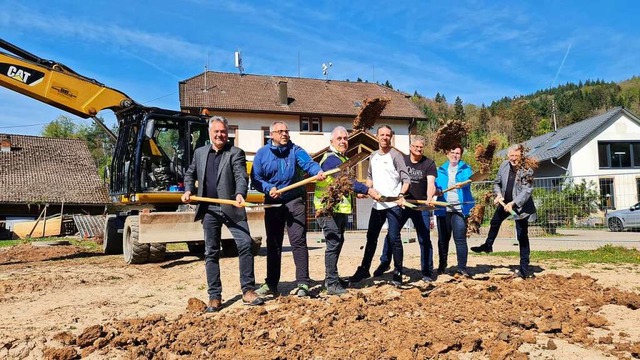 Die am Bauprojekt Dorfgemeinschaftshau...hmen den symbolischen Spatenstich vor.  | Foto: Gerald Nill