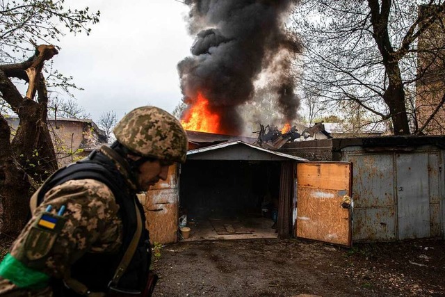 Ein ukrainischer Soldat in der Stadt C...ussischer Artillerie beschossen wurde.  | Foto: Alex Chan Tsz Yuk (dpa)