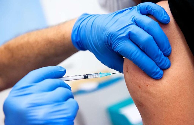 Die einrichtungsbezogene Impfpflicht ist ein Streitthema.  | Foto: Sven Hoppe (dpa)