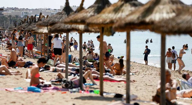 Nach zwei Jahren Flaute sind dieses Os...ouristen nach Mallorca zurckgekehrt.   | Foto: Clara Margais (dpa)