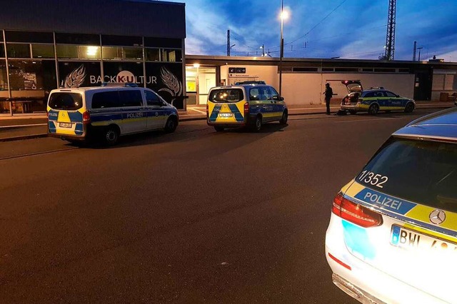 Polizeiautos vor dem Lahrer Bahnhof  | Foto: wolfgang knstle
