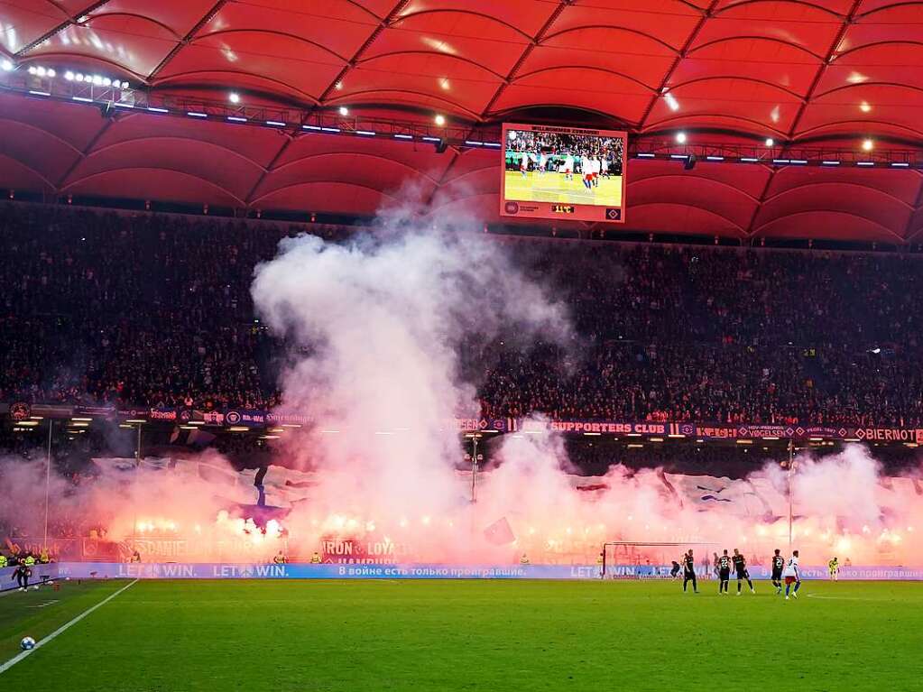 In Halbzeit zwei zndeten die HSV-Fans Pyro-Technik an.