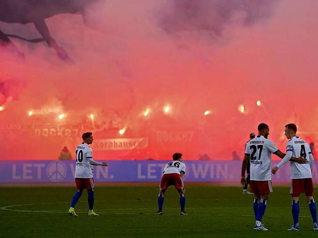 In Halbzeit zwei zndeten die HSV-Fans Pyro-Technik an.