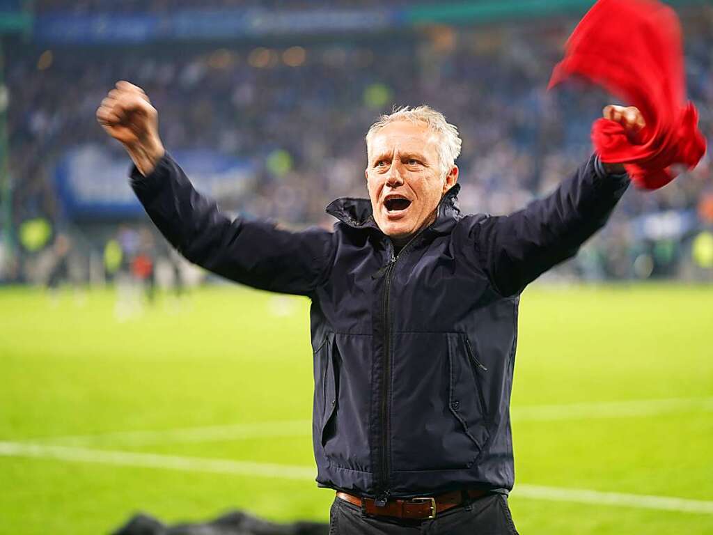 Auch Christian Streich jubelte mit den mitgereisten Fans.