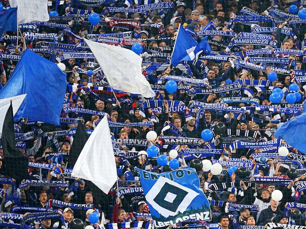 „So ist man schick in Schwarz-Wei-Blau“: Fans des Hamburger SV