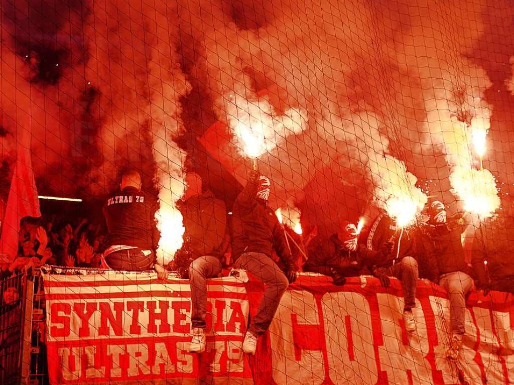 Fans von Freiburg znden Pyrotechnik auf der Tribne.