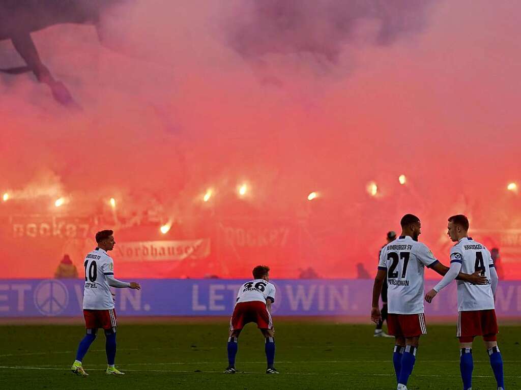 Pyro-Wand im Volksparkstadion in Hamburg