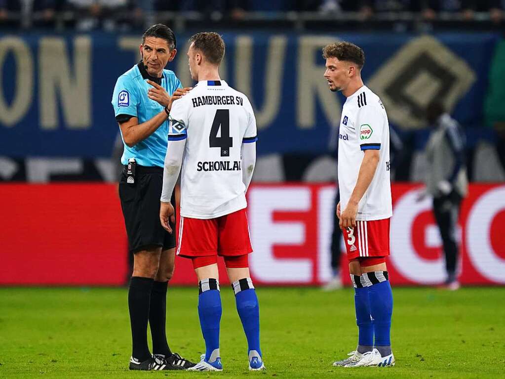 Schiedsrichter Deniz Aytekin (l-r) spricht mit Hamburgs Sebastian Schonlau und Hamburgs Moritz Heyer nach seiner Elfmeter-Entscheidung .