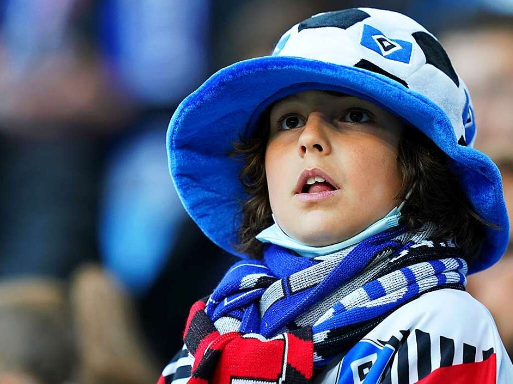 Ein junger Fan vom Hamburger SV steht auf der Tribne.