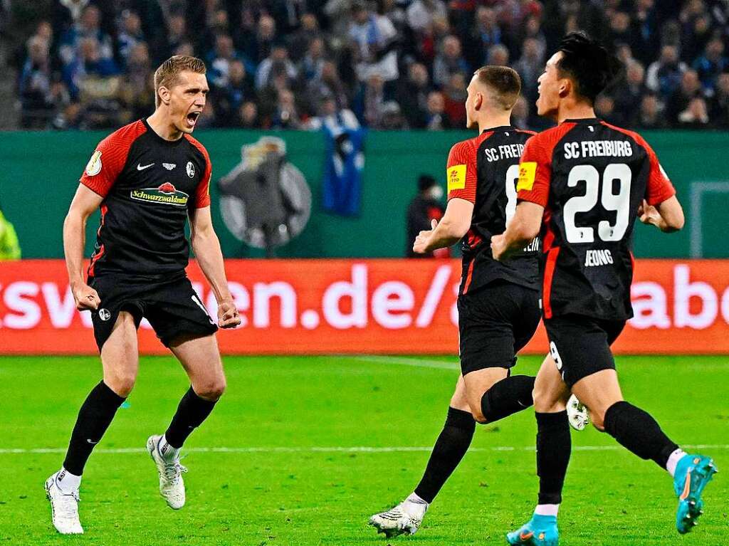 Nils Petersen trifft im Hamburger Volksparkstadion zum 0:1 gegen den HSV.