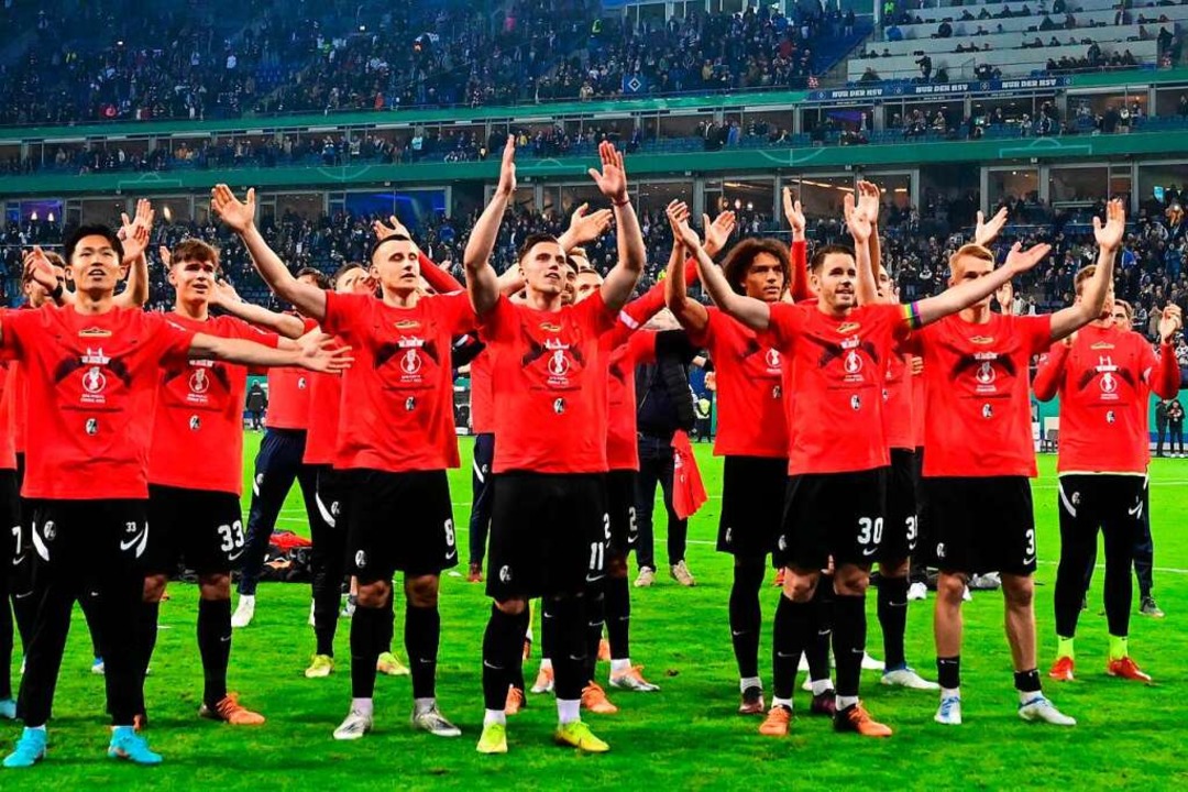 Jubel nach dem Spiel: Der SC Freiburg ...m ersten Mal im Finale des DFB-Pokals.  | Foto: TOBIAS SCHWARZ (AFP)