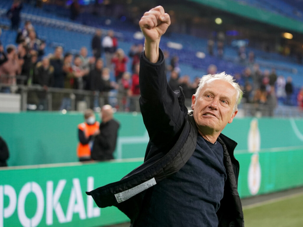 3:1 beim HSV – der SC Freiburg bejubelt den Erfolg im Halbfinale.